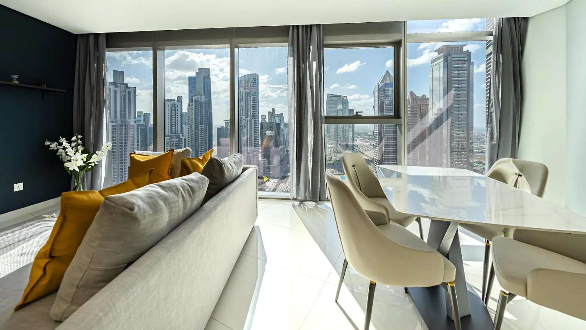 Magical Apartment With Rooftop Pool & Burj Khalifa View Dubai